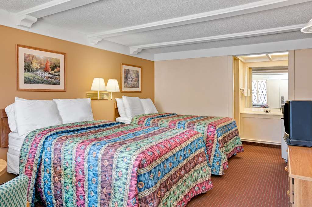 Knights Inn Charleston West Virginia Room photo